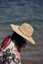 Charger l'image dans la galerie, AZIZ Tan Leather Chapeau